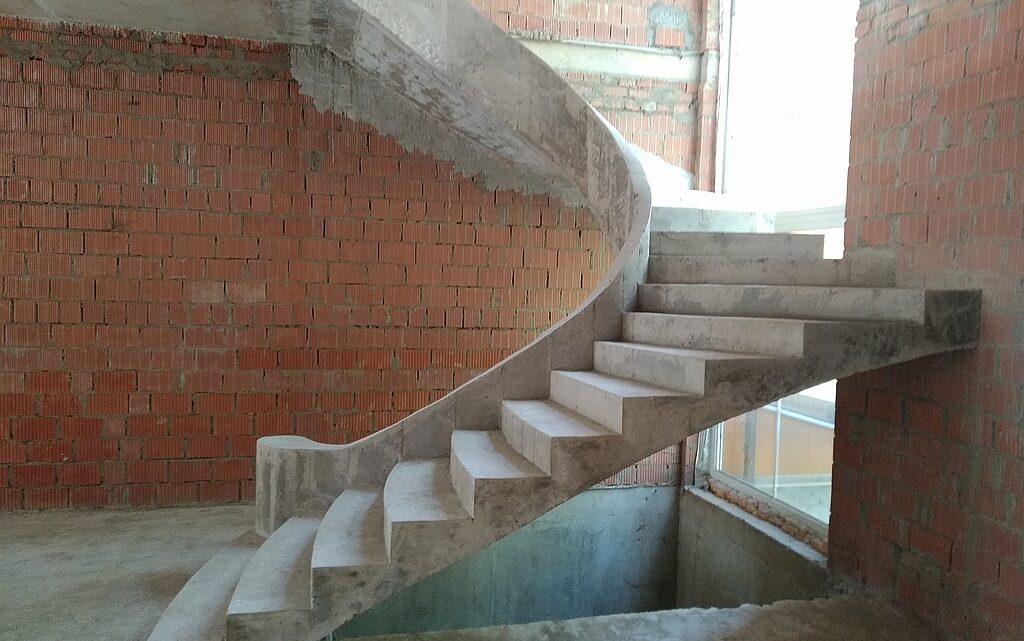 Бетонная лестница в деревне Солослово