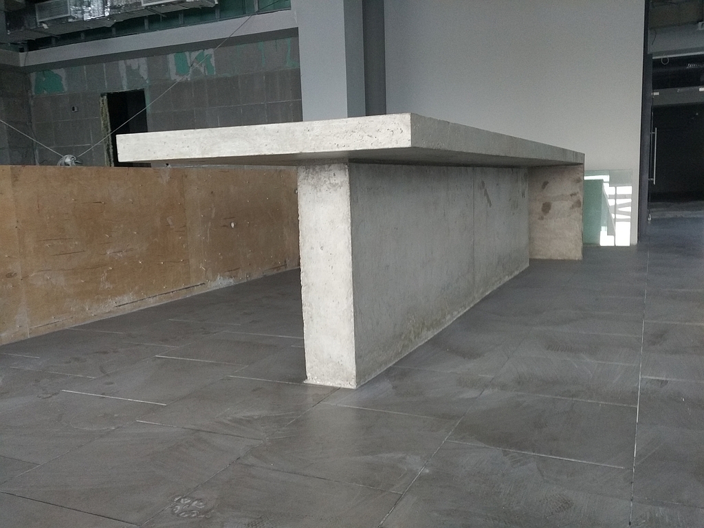 Столы и ресепшн из бетона