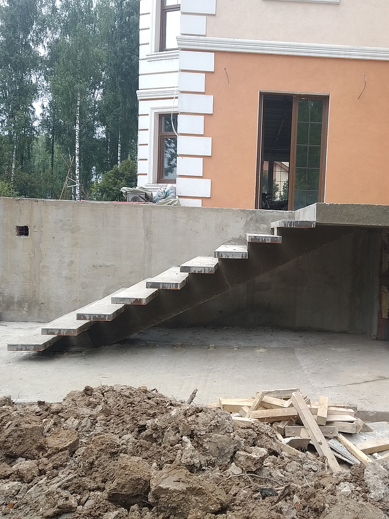Монолитная лестница в Бутово